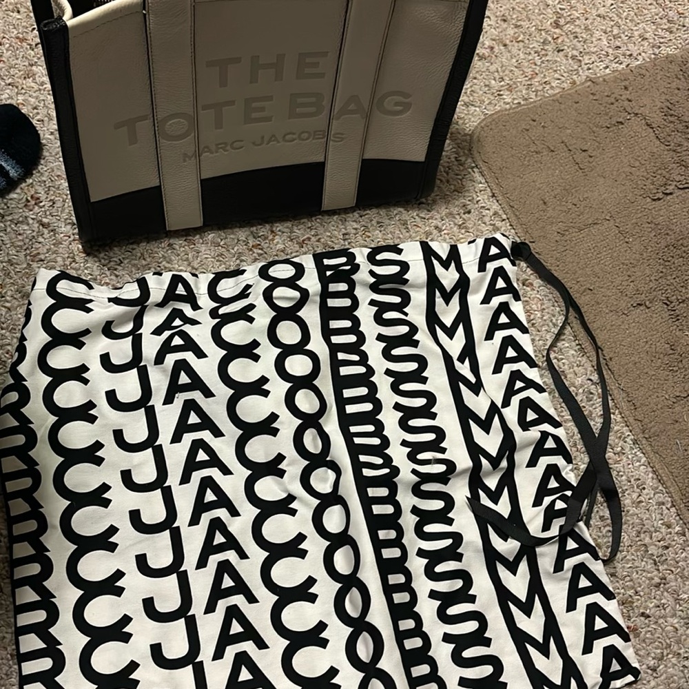 Marc Jacobs Cream and Black Interior Tote - Picture 3 of 5